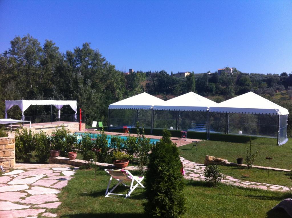Borgo Le Capannelle Aparthotel Castel Ritaldi Exterior foto