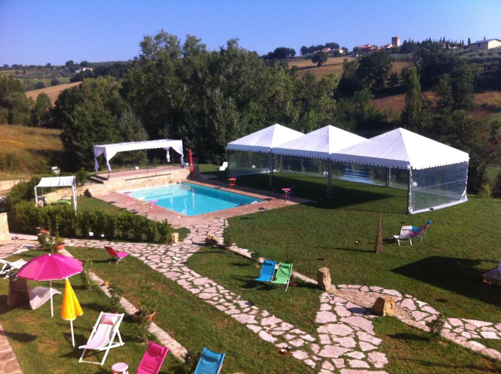 Borgo Le Capannelle Aparthotel Castel Ritaldi Exterior foto