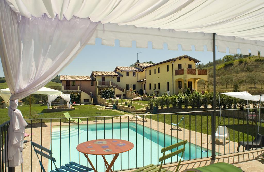 Borgo Le Capannelle Aparthotel Castel Ritaldi Exterior foto